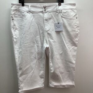 Bleu Denim Size 20W Women's White Capri Jeans. New With Tags.